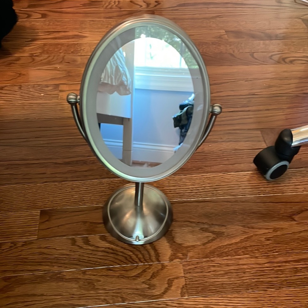 Light up makeup mirror